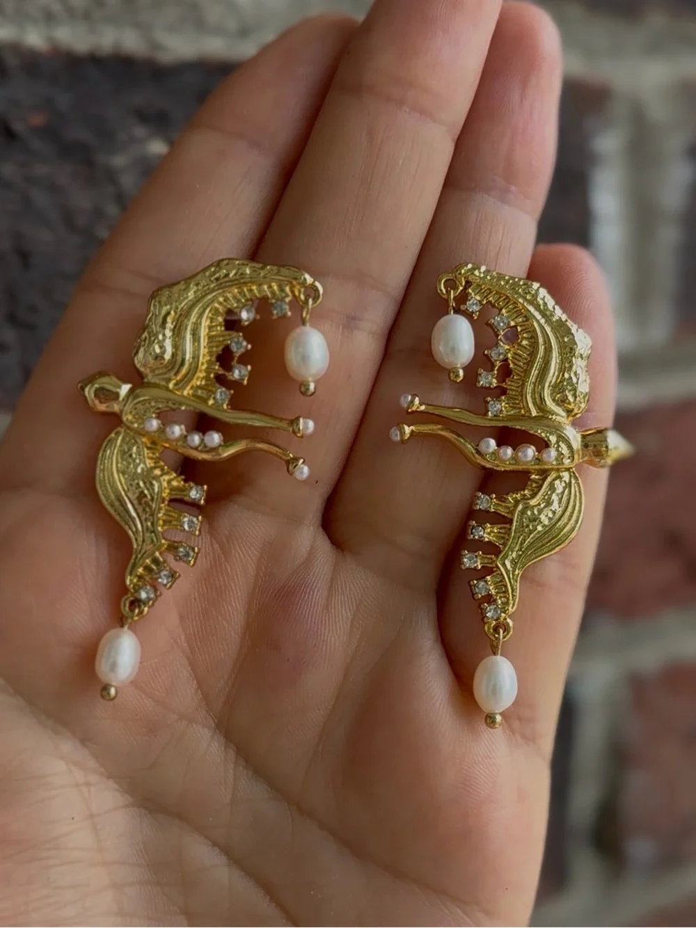 Bird-Inspired Gold Tone Pearl
